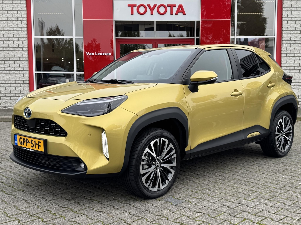 Toyota Yaris Cross - 1.5 HYBRID EXECUTIVE STOEL/STUURVERW. PARKSENSOREN V+A BLIND-SPOT APPLE/ANDROID 18" LM-VEL - AutoWereld.nl