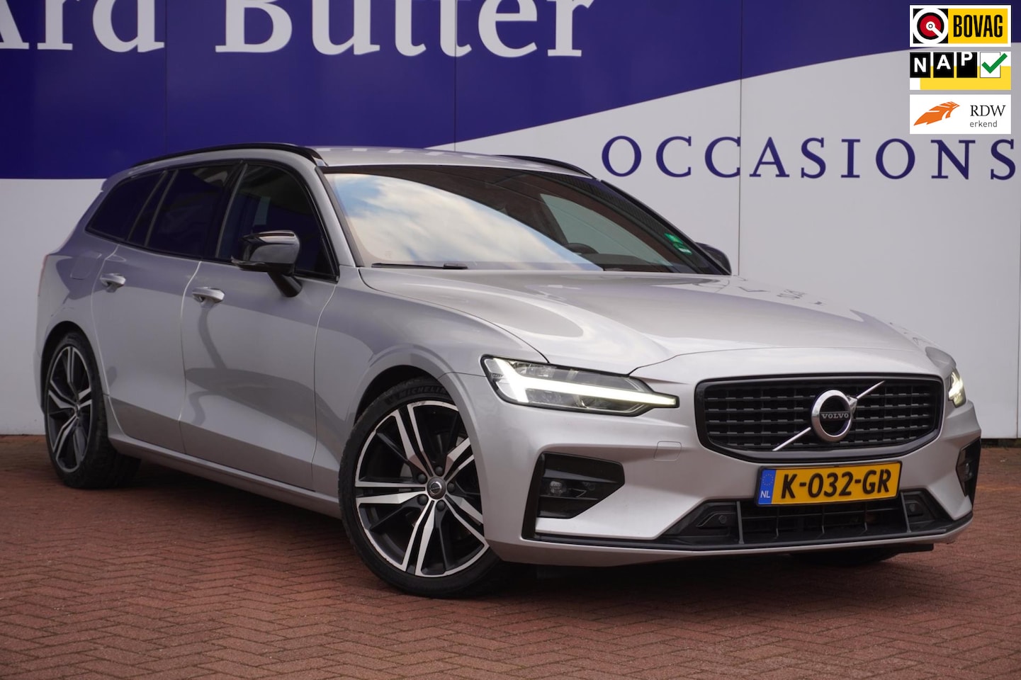 Volvo V60 - 2.0 B3 R-Design / PilotAssist / Camera / Stuur&Stoelverwarm. / Leder / 19"LMV / Elek-Klep - AutoWereld.nl