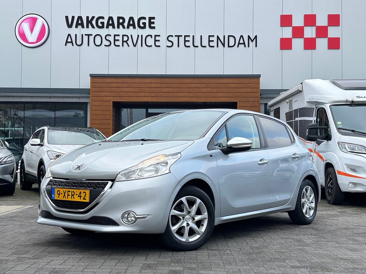 Peugeot 208 - 1.2 VTi Style|NL Auto|Cruise Control|Trekhaak|Navigatie|Bluetooth - AutoWereld.nl