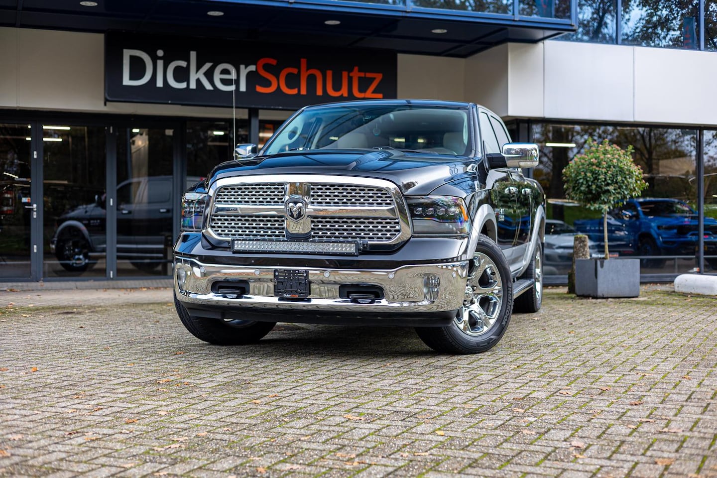 Dodge Ram 1500 - Laramie V8. Unieke uitvoering - AutoWereld.nl