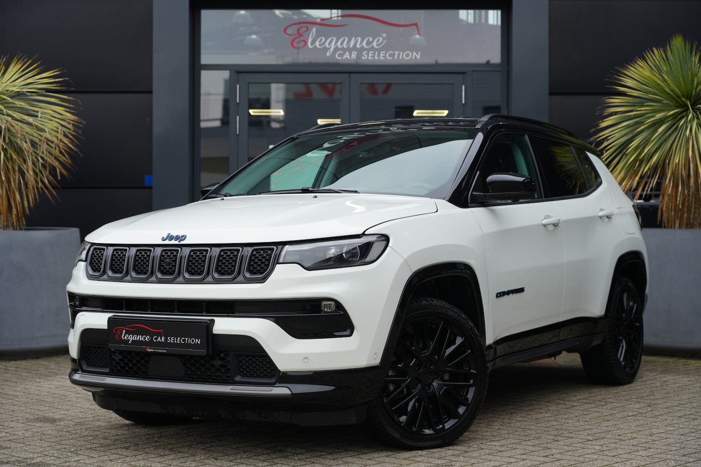 Jeep Compass - 4xe 240 Plug-in Hybrid Electric S 240pk Stoelverwarming/Navigatie/360Camera - AutoWereld.nl