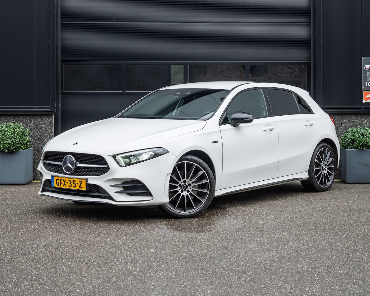 Mercedes-Benz A-klasse - 250 e AMG 218PK AUT8 | Night | Sfeer | Camera | Lane & Side Assis | Hybrid | Garantie | Fr - AutoWereld.nl