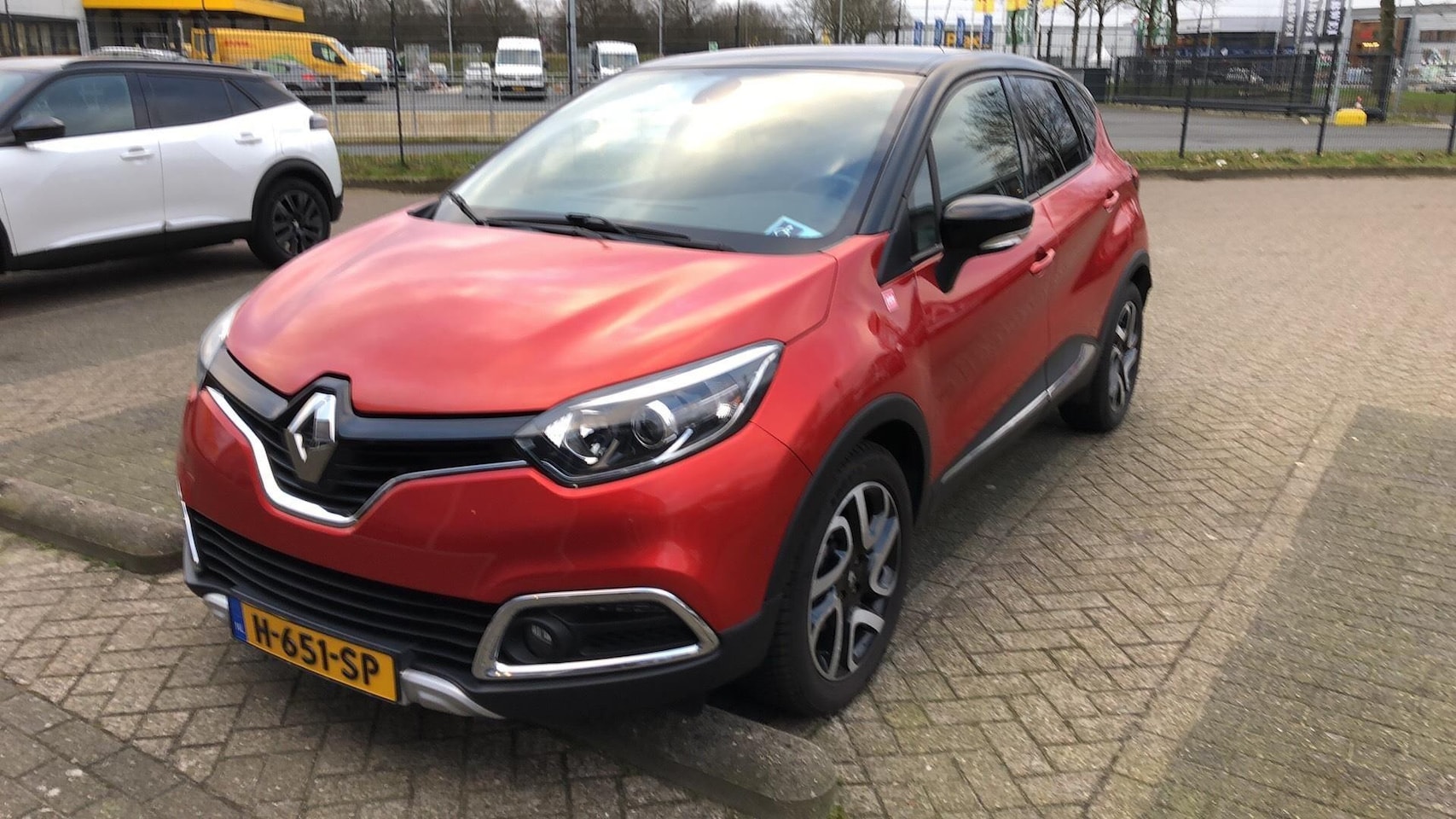 Renault Captur - 1.2 TCe Automaat Helly Hansen | Stoelverwarming | Camera | Navigatie | Climate control | 1 - AutoWereld.nl