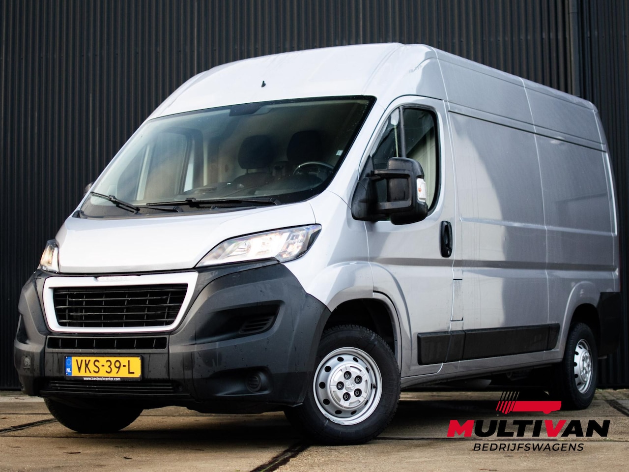 Peugeot Boxer - 335 2.2 BlueHDi 140 L2H2 Premium | Trekhaak 2500kg | - AutoWereld.nl