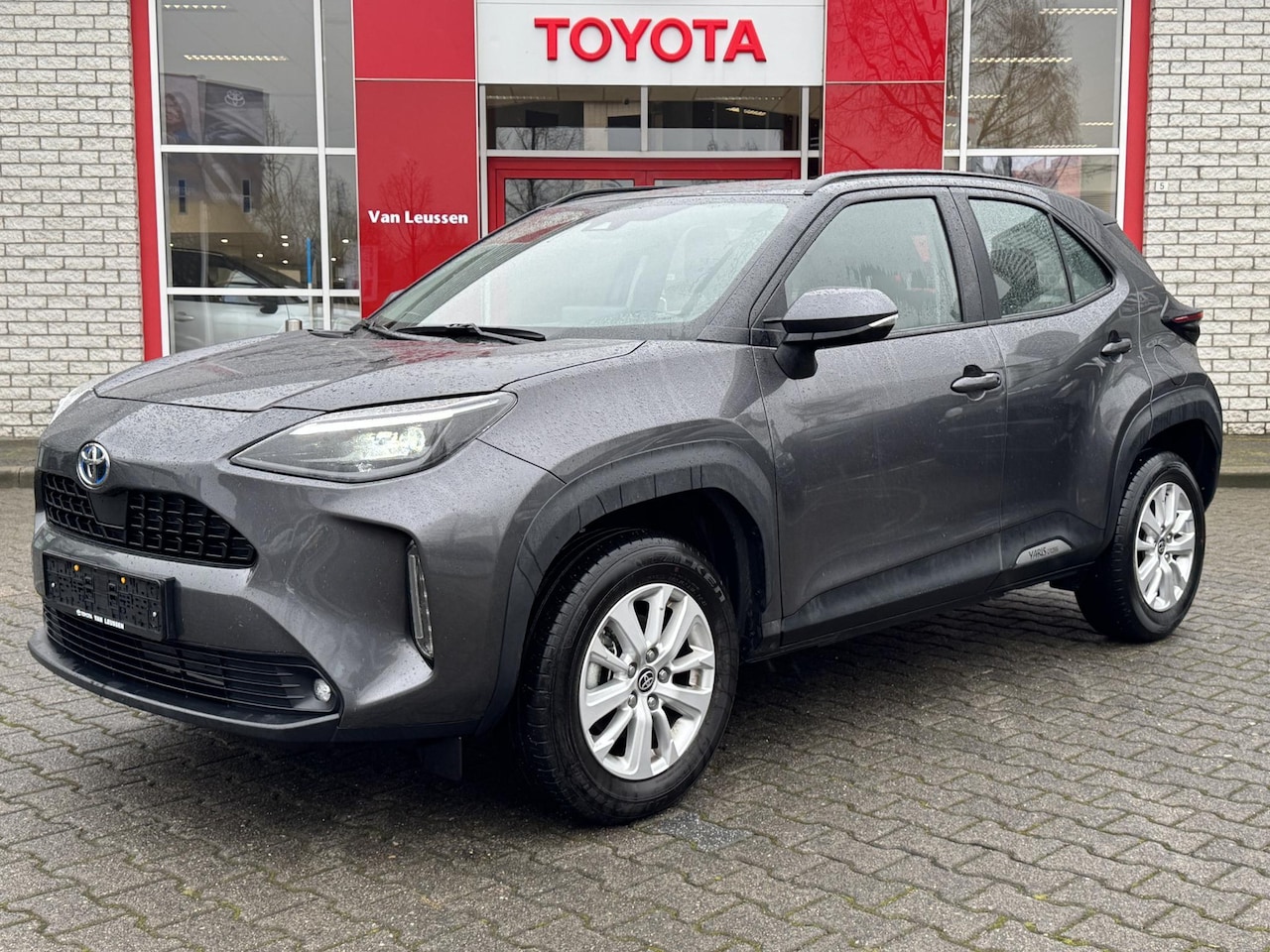 Toyota Yaris Cross - 1.5 HYBRID DYNAMIC NAVI HEAD-UP STOEL/STUURVERW. APPLE/ANDROID EL-ACHTERKLEP KEYLESS - AutoWereld.nl