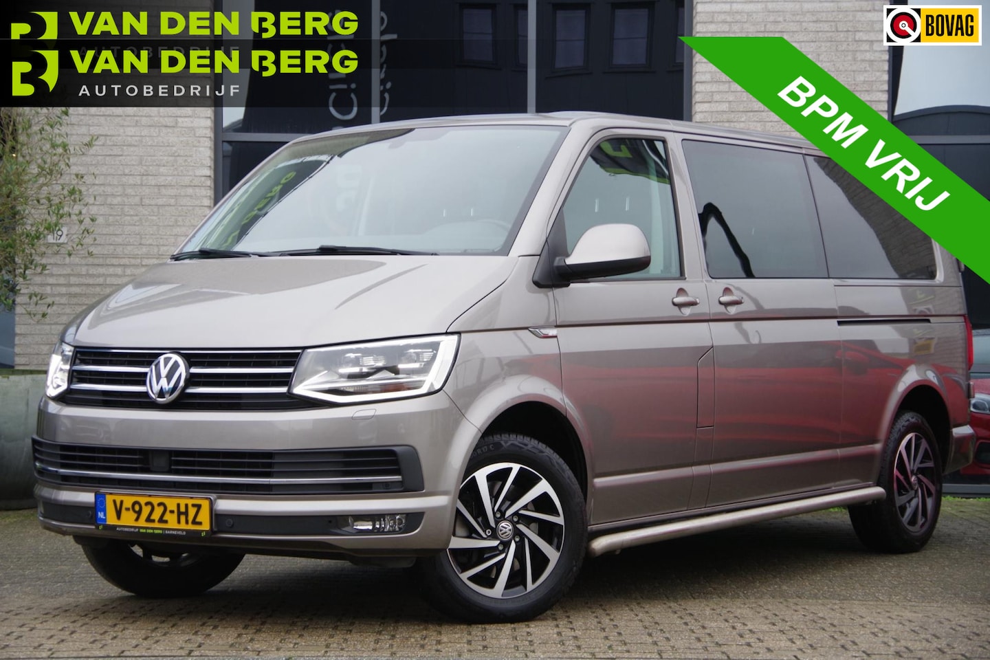 Volkswagen Transporter - 2.0 TDI L2 DC-5P 204PK AUT. LED, LEDER, 2X SCHUIFDEUR, ADAPT. CRUISE, CAMERA, TREKHAAK, NA - AutoWereld.nl