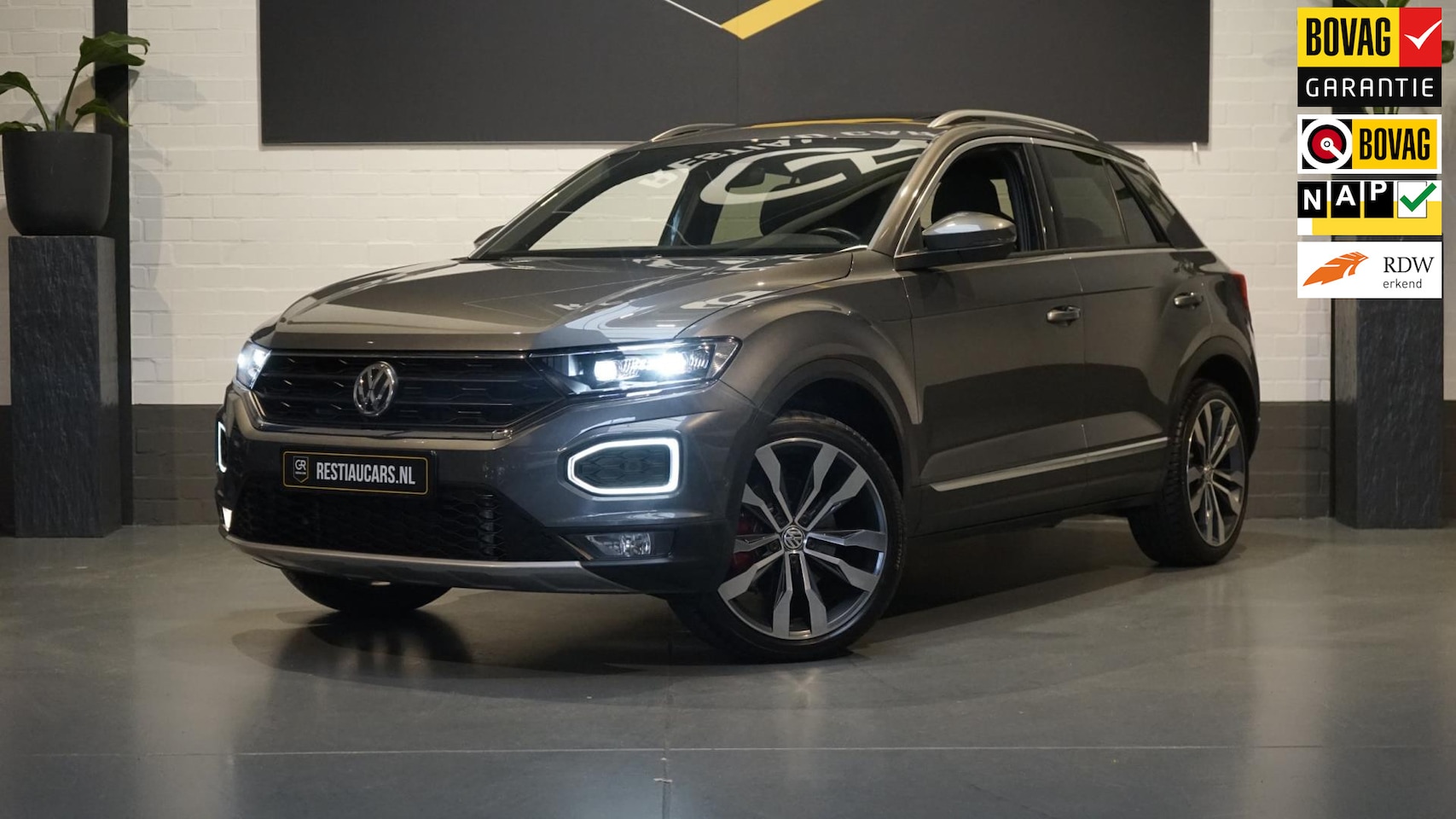 Volkswagen T-Roc - 2.0 TSI 4Motion Sport AUTOMAAT-ACC-BEATS-DAB-LED-NAVIGATIE-PANORAMA-TREKHAAK-VIRTUEEL - AutoWereld.nl