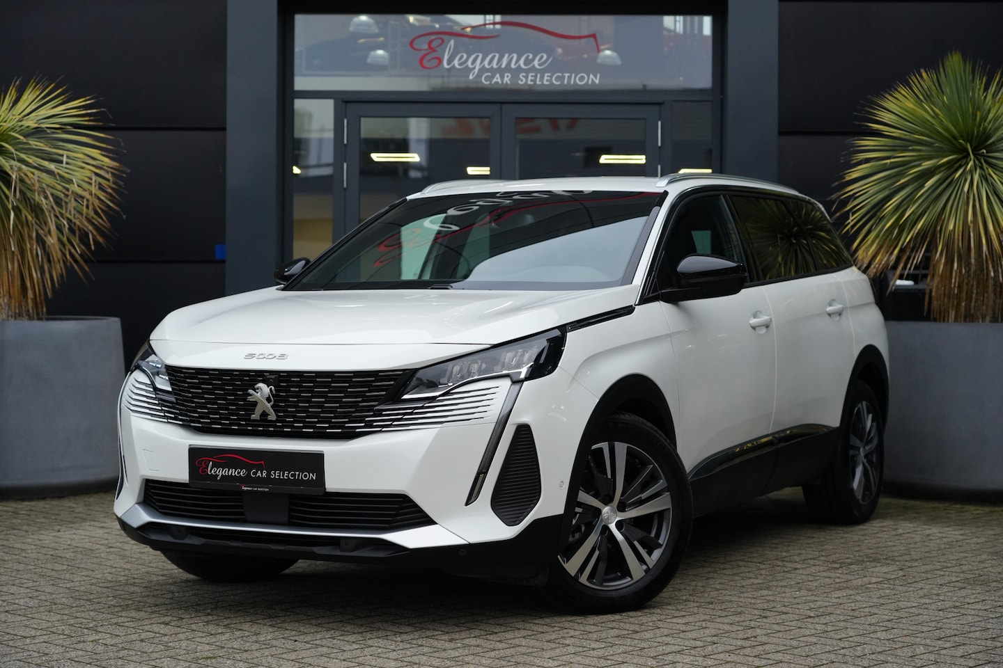 Peugeot 5008 - 1.2 Hybrid 136 Allure Pack 136pk Navigatie/Cruise/360Camera - AutoWereld.nl