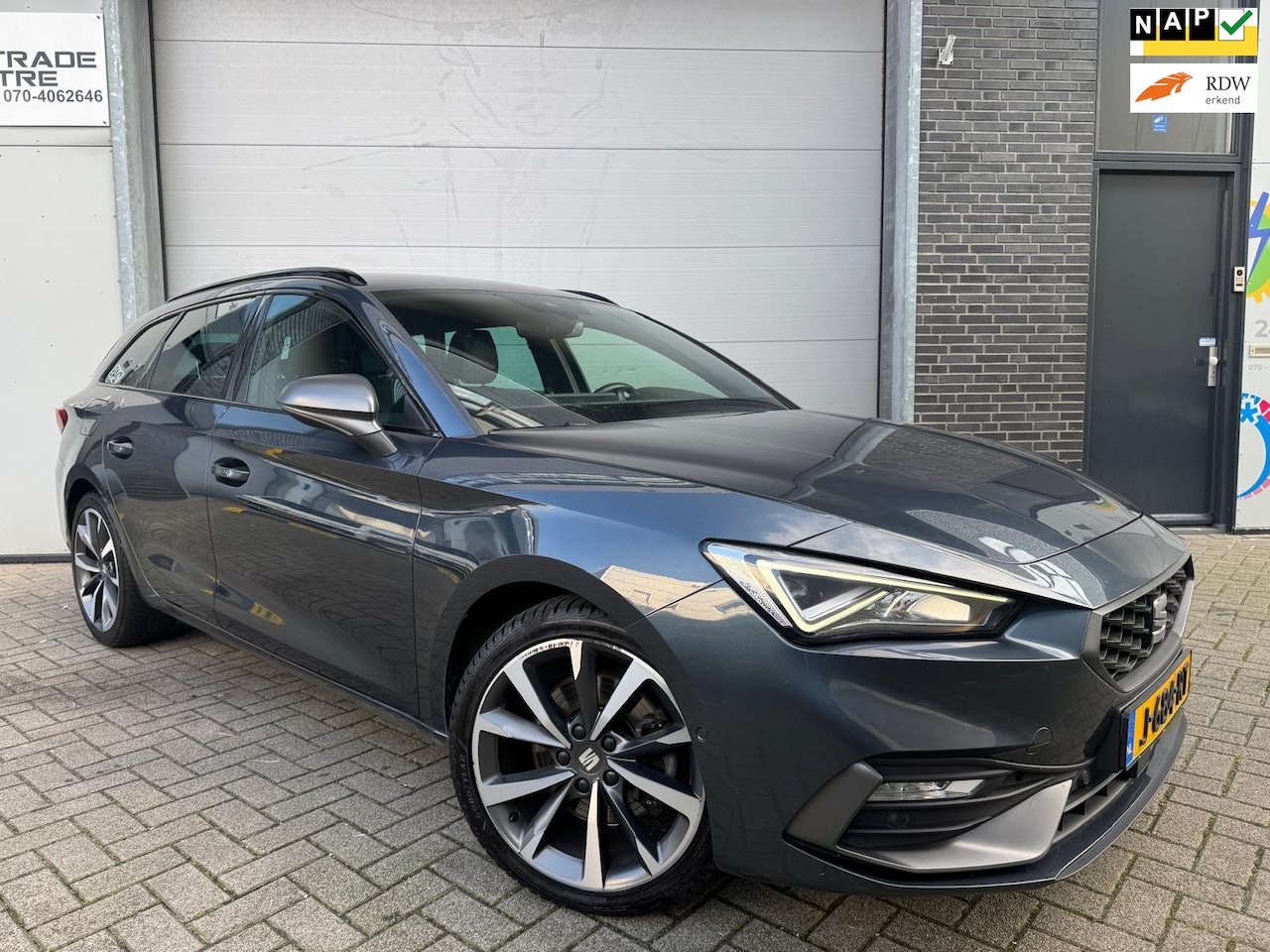 Seat Leon Sportstourer - 1.5 eTSI FR [Keyless|StuurVW|Elek.Trekhaak|Camera|Carplay|Cruise] - AutoWereld.nl