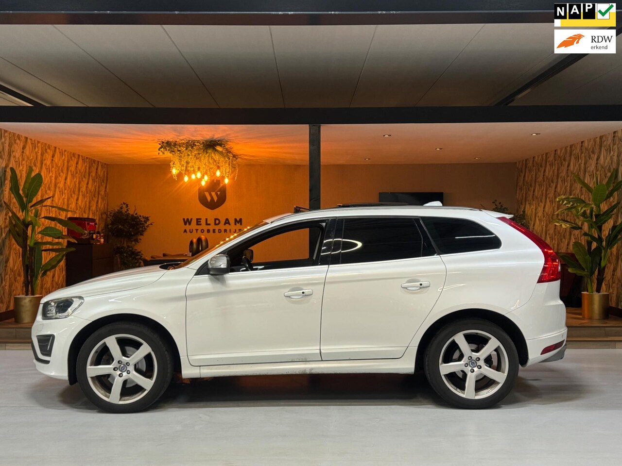 Volvo XC60 - 2.0 D4 FWD Ocean Race Trekhaak Pano NAP Dodehoek StuurVW ACC StoelVW voor en achter Camera - AutoWereld.nl