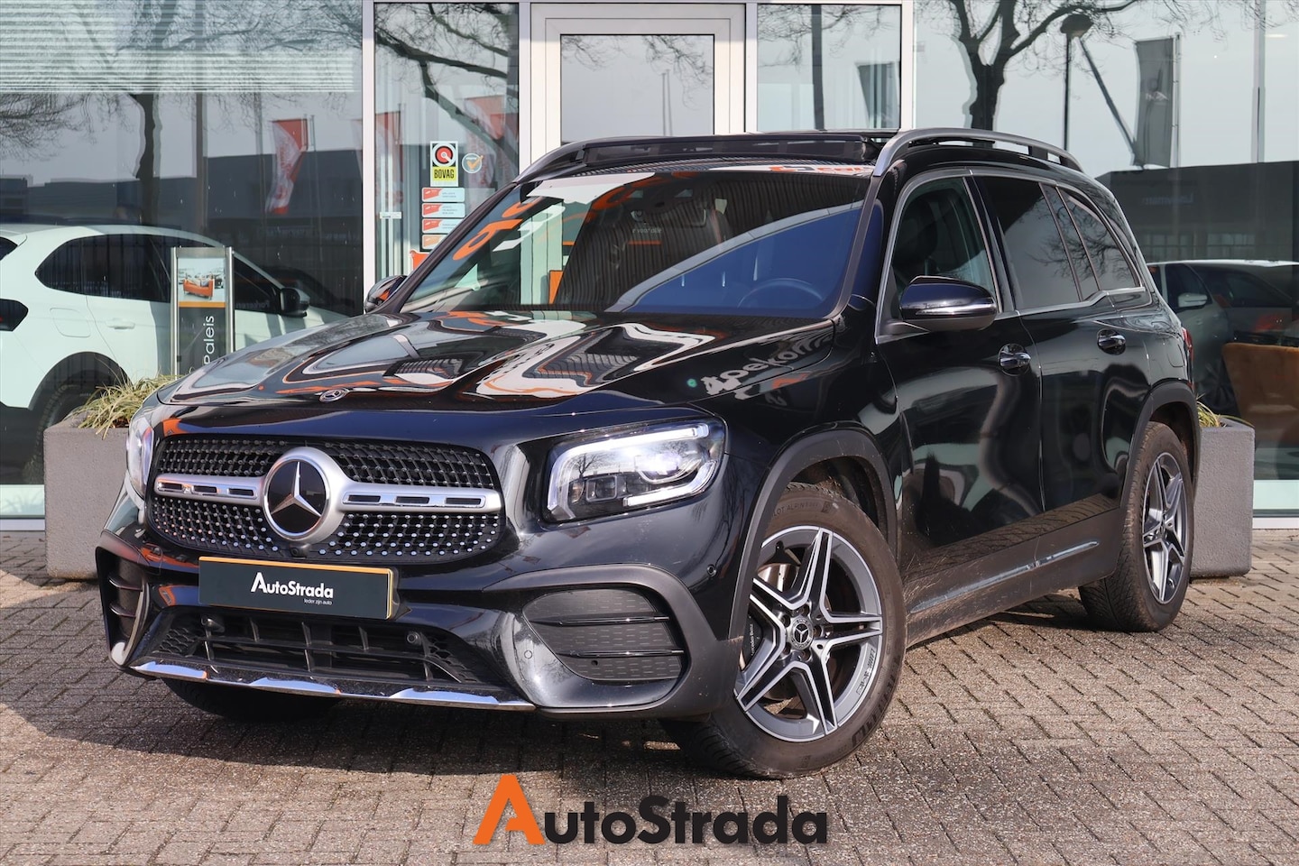 Mercedes-Benz GLB - 200 AMG-Line 163PK 7G-DCT | Pano | ACC | Sfeer | Memory | Multibeam | Camera | Trekhaak | - AutoWereld.nl