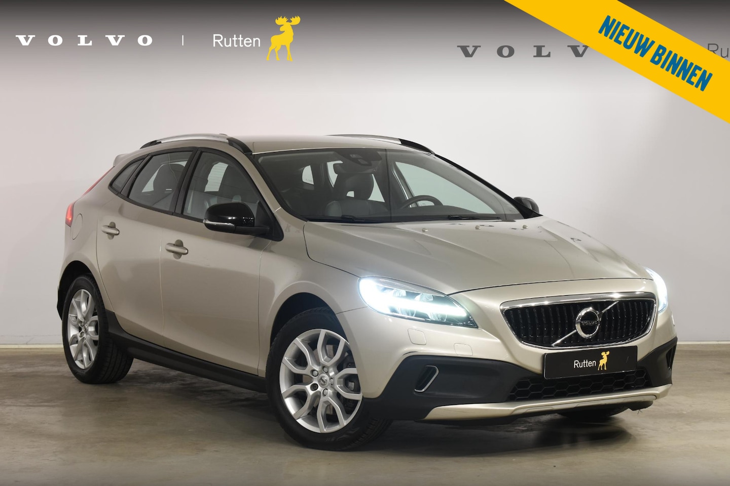 Volvo V40 Cross Country - T3 152PK Nordic+ / Navigatie / Standkachel met timer / Stoelverwarming / LM Velgen / Trekh - AutoWereld.nl