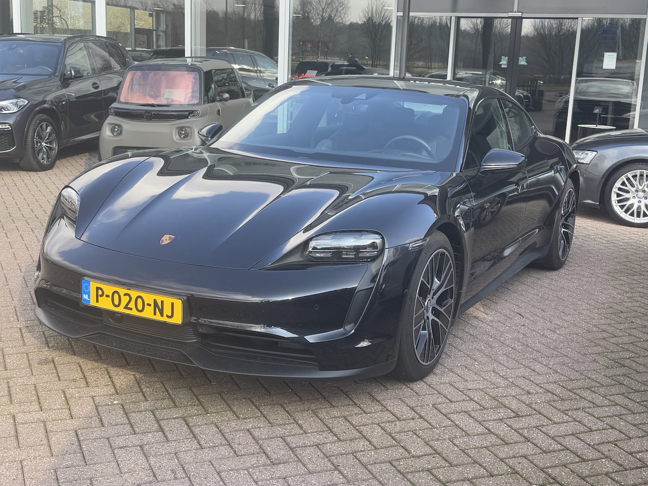 Porsche Taycan - Performance 84 kWh / Panoramadak / 360Camera / Leder / 20'' / Luchtvering / Sportchrono / - AutoWereld.nl