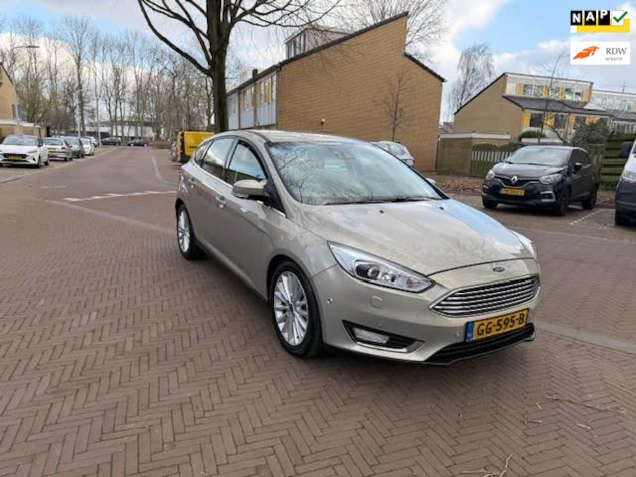 Ford Focus - Camera / Navigatie / Parkeersensoren / Volle opties - AutoWereld.nl