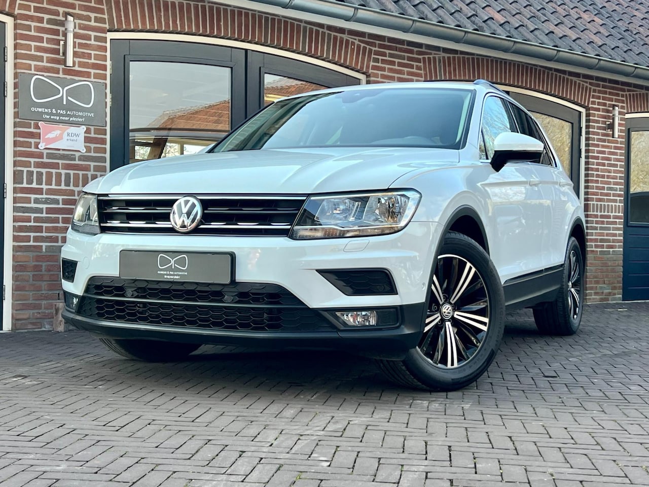 Volkswagen Tiguan - 1.4 TSI ACT Comfortline | 1E EIGENAAR | NAVIGATIE | STOELVERWARMING | TREKHAAK - AutoWereld.nl