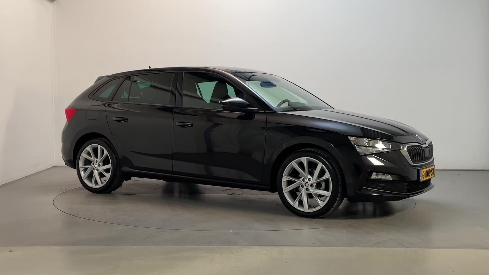 Skoda Scala - 1.0 TSI 116pk DSG Sport Business Stoelverwarming App-Connect Pakreersensoren - AutoWereld.nl