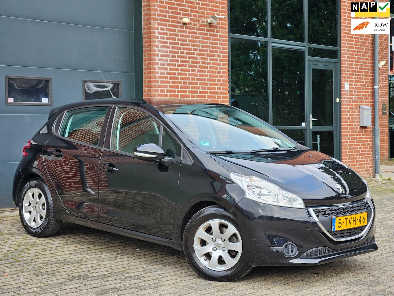 Peugeot 208 - 1.6 e-HDi Active 2e Eignr|Airco|Navi|Cruise|Nap|Boekjes - AutoWereld.nl