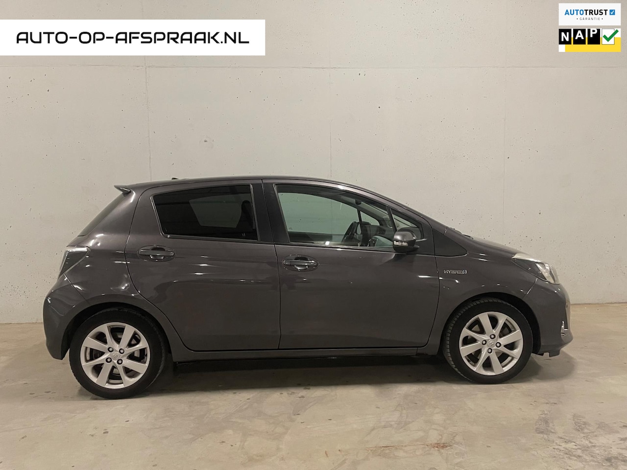 Toyota Yaris - 1.5 Full Hybrid Dynamic Pano Automaat Navi Leer - AutoWereld.nl