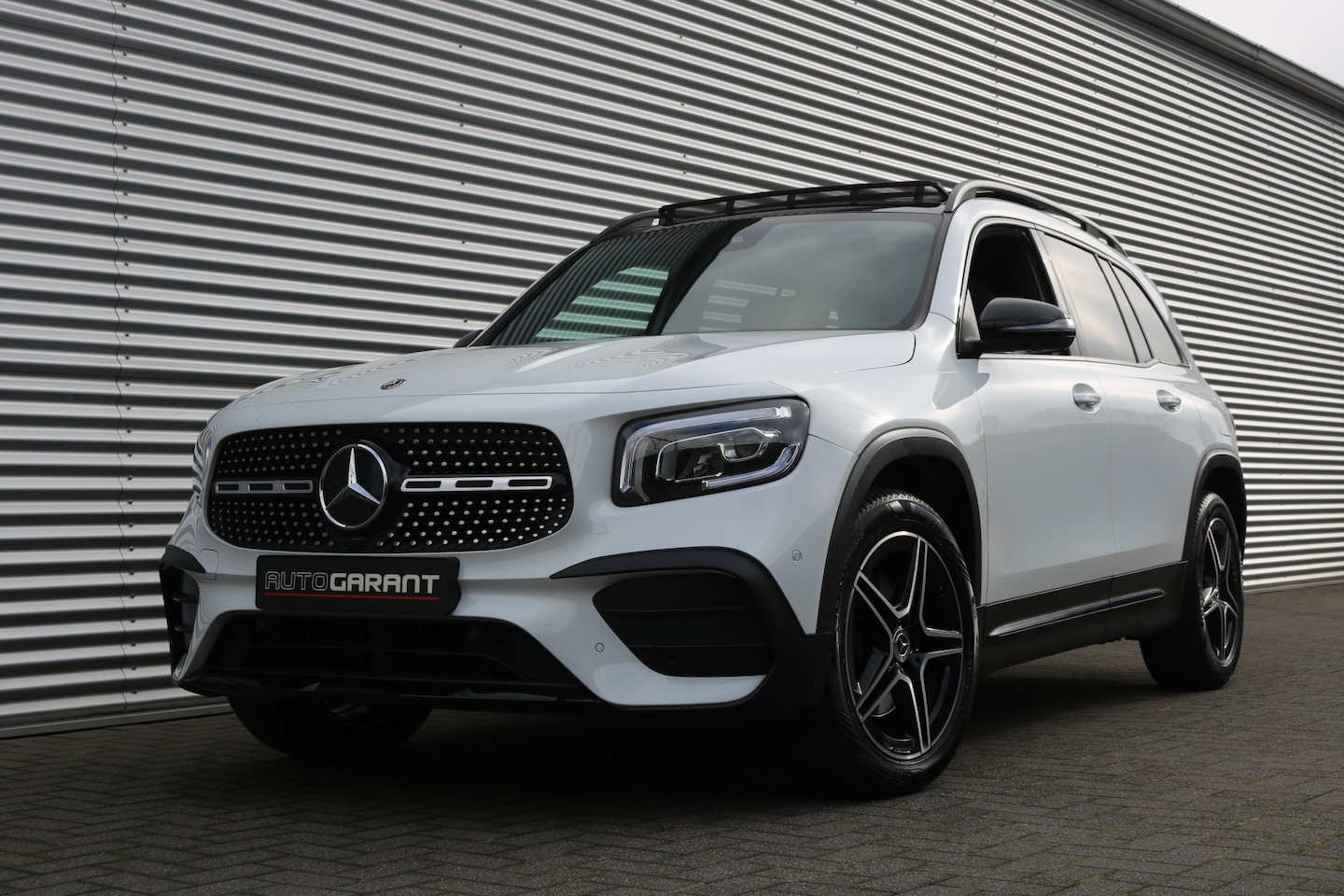 Mercedes-Benz GLB - 200 AMG Pakket AMG NightPakket (Panoramadak Sportleder 360Camera M-Bux Full-Led PrivacyGla - AutoWereld.nl