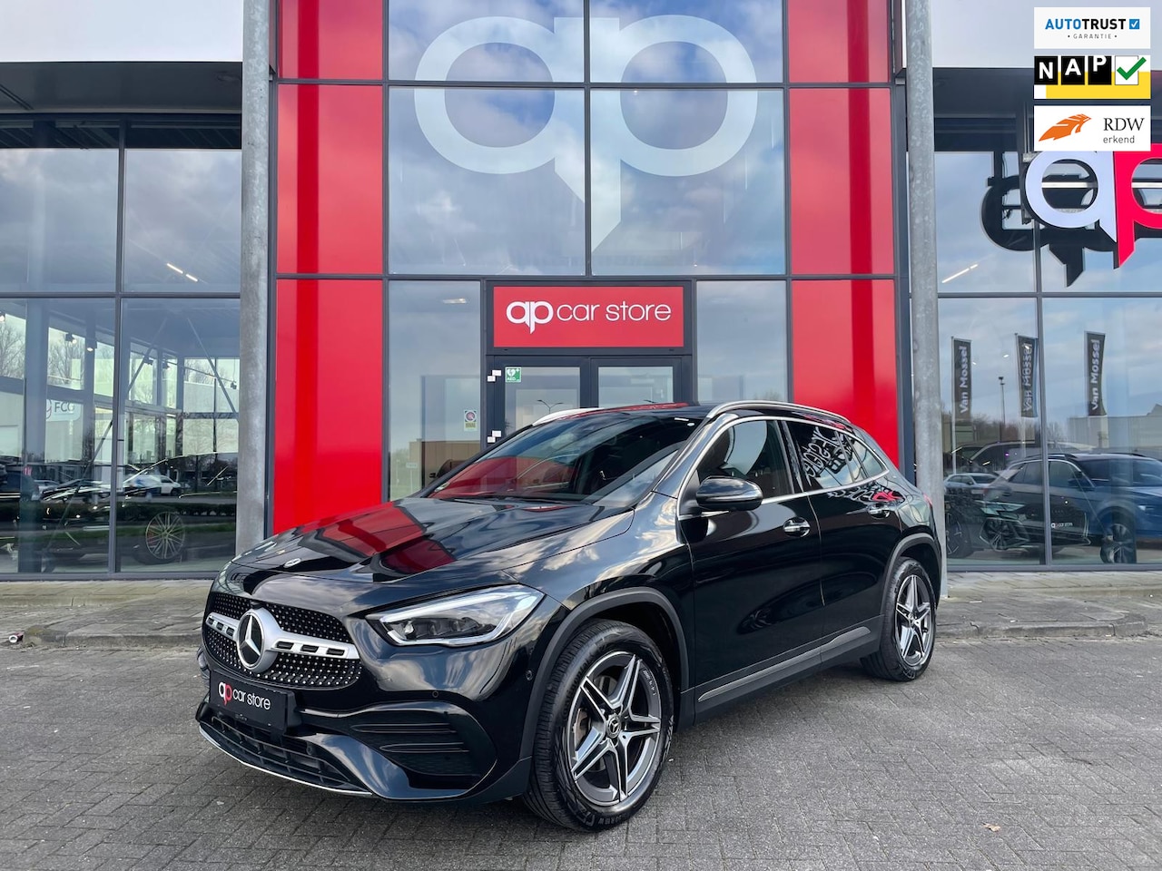 Mercedes-Benz GLA-Klasse - GLA 250e AMG Pakket Panorama Sfeerverlichting Camera voorzijde / achter - AutoWereld.nl