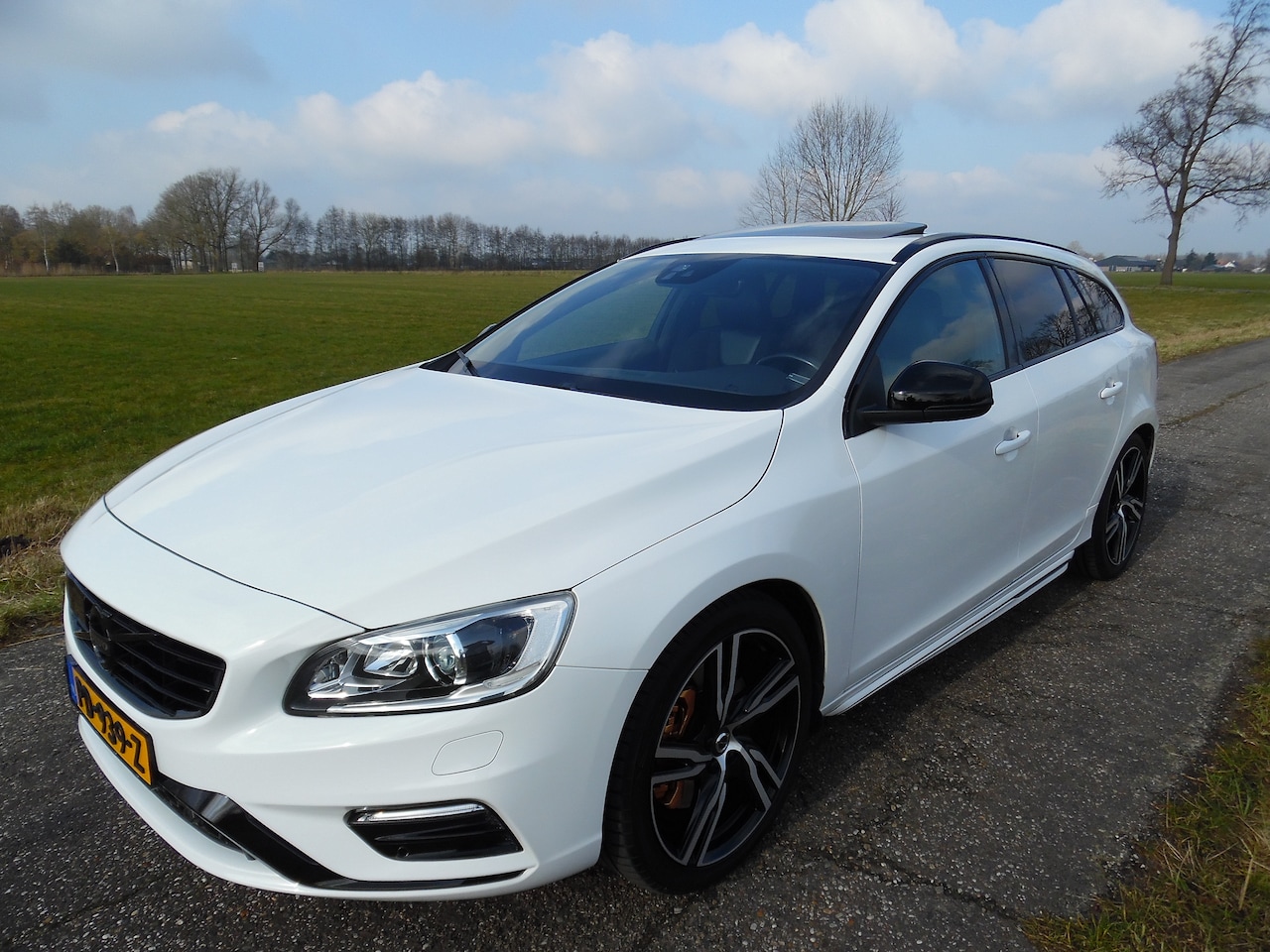 Volvo V60 - 2.0 T6 AWD R-Design T6 - AutoWereld.nl