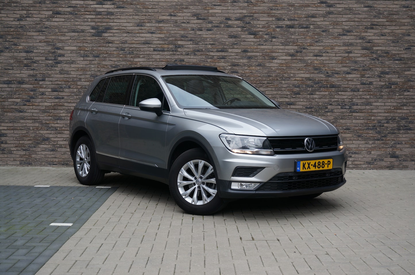 Volkswagen Tiguan - 1.4 TSI Comfortline Panoramadak Cruise Control Auto Hold Parkeersensoren Bluetooth - AutoWereld.nl