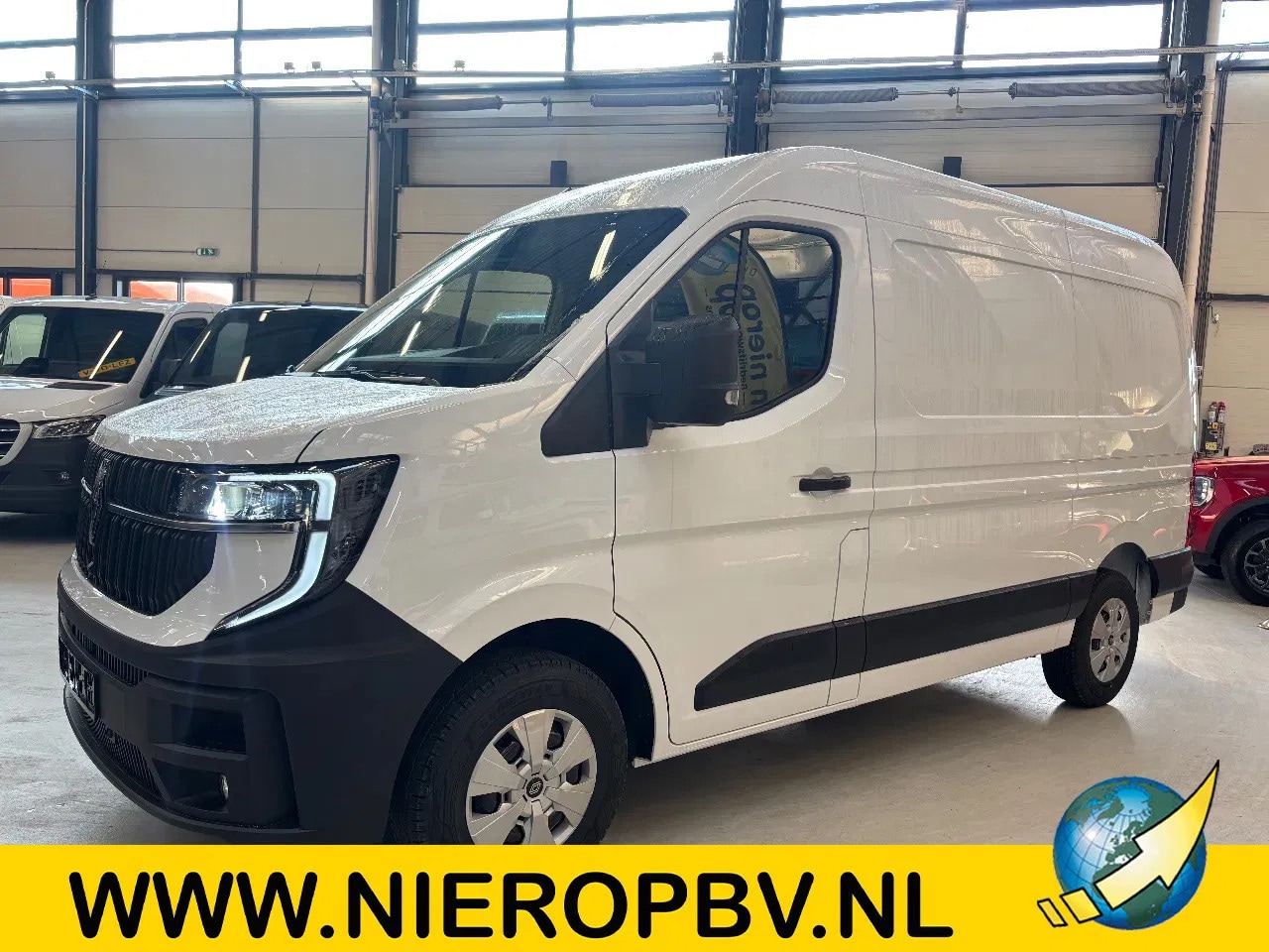 Renault Master - T35 2.0DCI 150PK L2H2 Airco Navi Cruisecontrol Apple CarPlay Camera NIEUW BPM VRIJ - AutoWereld.nl