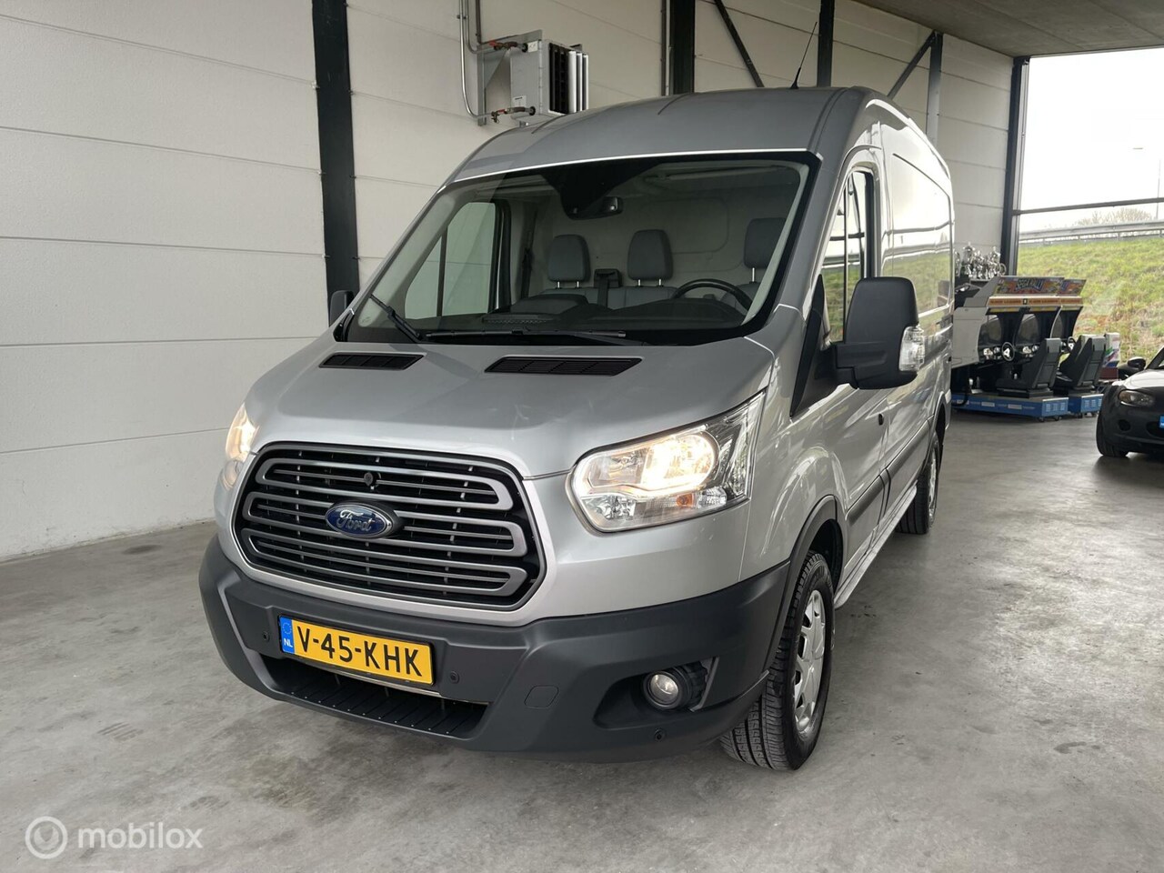 Ford Transit - 350 2.0 TDCI L2H2 Trend airco leer - AutoWereld.nl