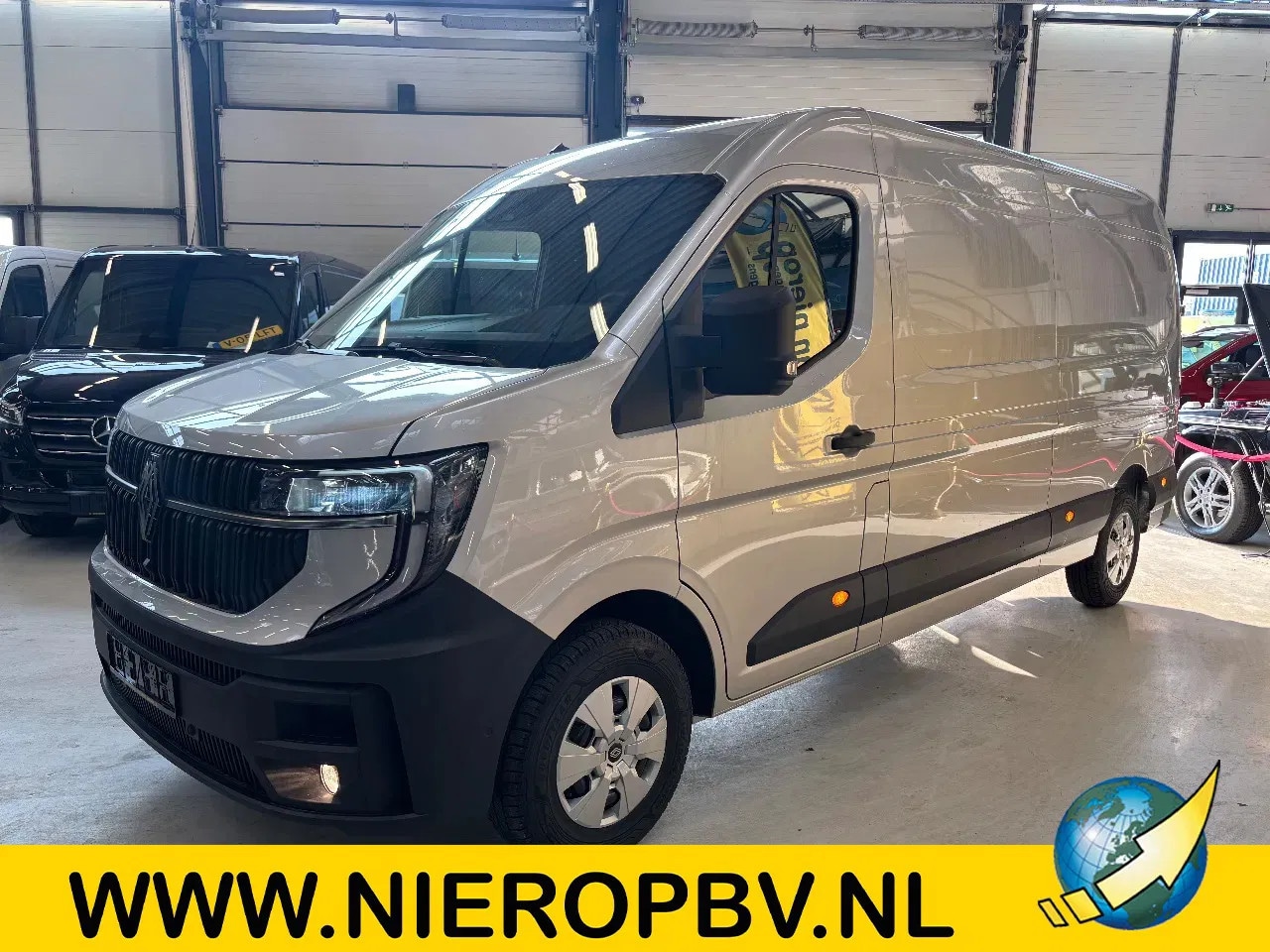 Renault Master - T35 2.0DCI 150PK L3H2 Airco Navi Cruisecontrol Apple CarPlay Camera NIEUW BPM VRIJ - AutoWereld.nl