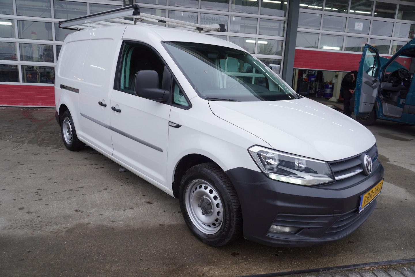 Volkswagen Caddy Maxi - 2.0 TDI L2H1 BMT Comfortline Sortimo kasten Nr. V172 | Airco | Cruise | Navigatie - AutoWereld.nl