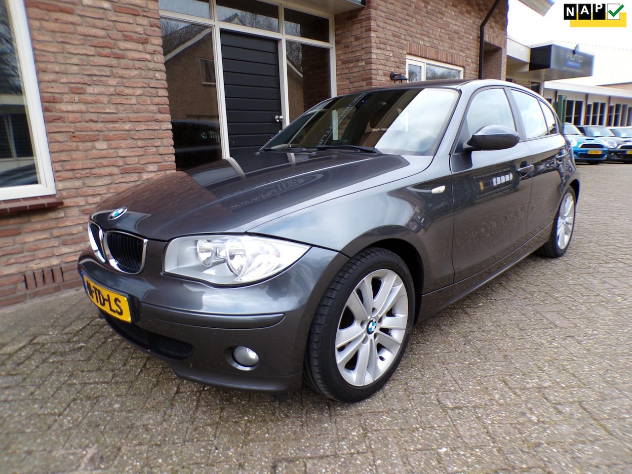 BMW 1-serie - 120i Graphite Leder / Clima / Navi - AutoWereld.nl