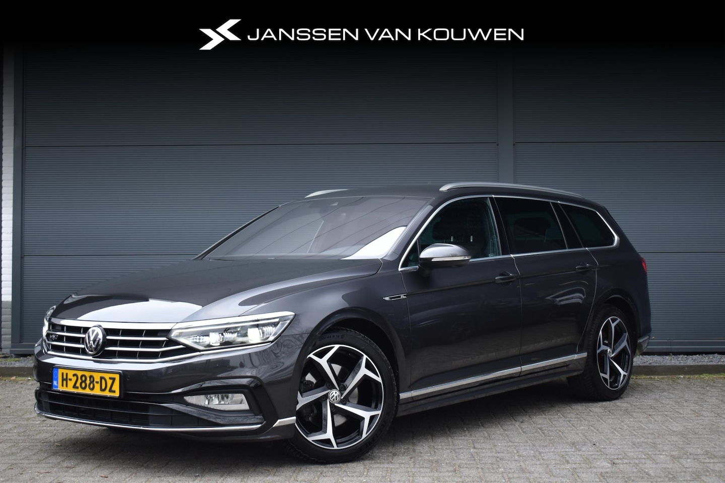 Volkswagen Passat Variant - 1.5 TSI Elegance Business R Automaat Trekhaak Stoelverwarming Navigatie Camera - AutoWereld.nl