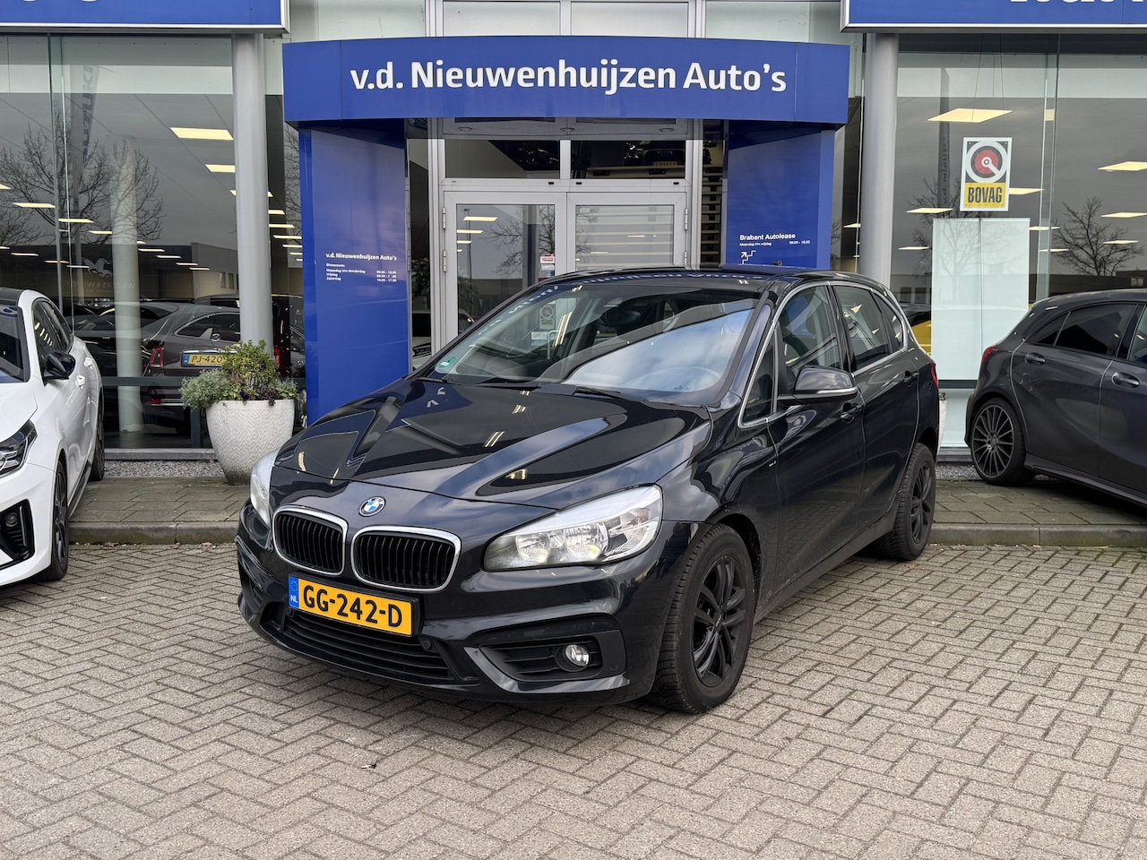 BMW 2-serie Active Tourer - 218i Essential Navigatie PDC CruiseControl Trekhaak info: M.Safari 0492588976 - AutoWereld.nl