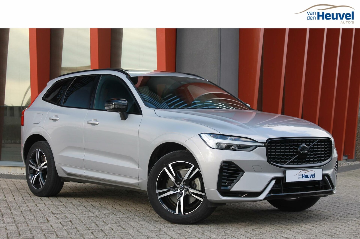 Volvo XC60 - T6 Recharge AWD Plus Dark | Panoramadak | Parkeercamera | Glossy Black | - AutoWereld.nl