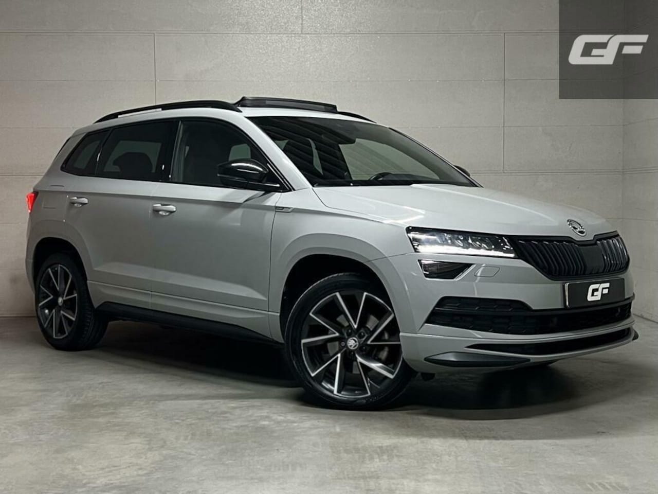 Skoda Karoq - 1.5 TSI ACT Sportline DSG Pano Virtual Stoelv. NAP - AutoWereld.nl