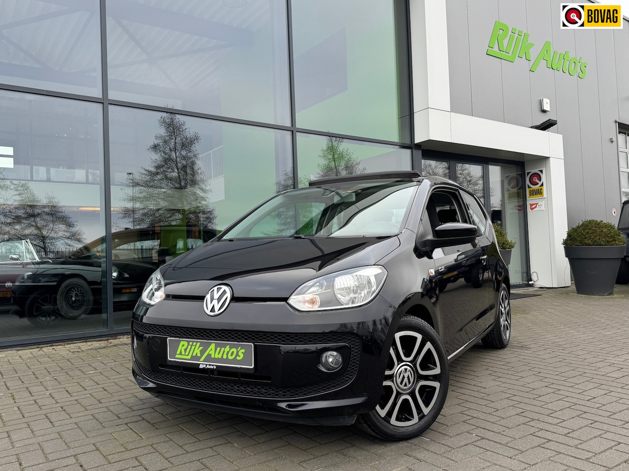 Volkswagen Up! - 1.0 move up! * Panoramadak * Stoelverwarming * PDC - AutoWereld.nl