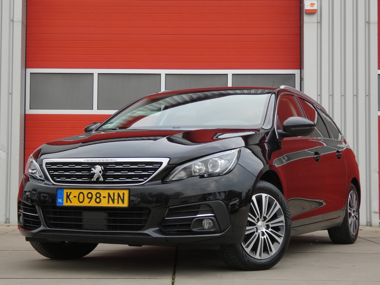 Peugeot 308 SW - 1.2 PureTech Blue Lease Allure/ lage km/ zeer mooi! - AutoWereld.nl