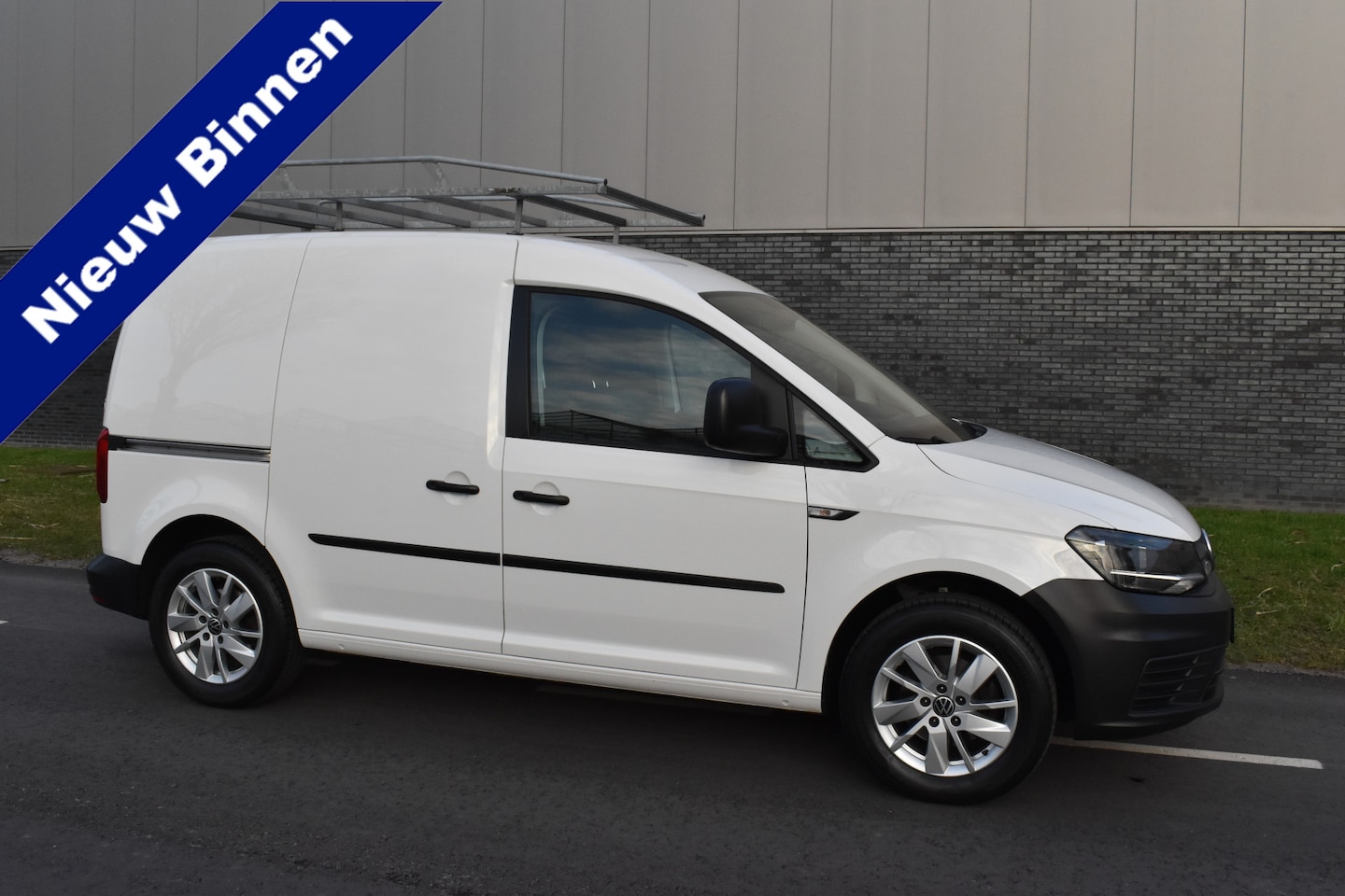 Volkswagen Caddy - 1.6 TDI L1H1 Highline Trekhaak nieuwe velgen/banden. - AutoWereld.nl