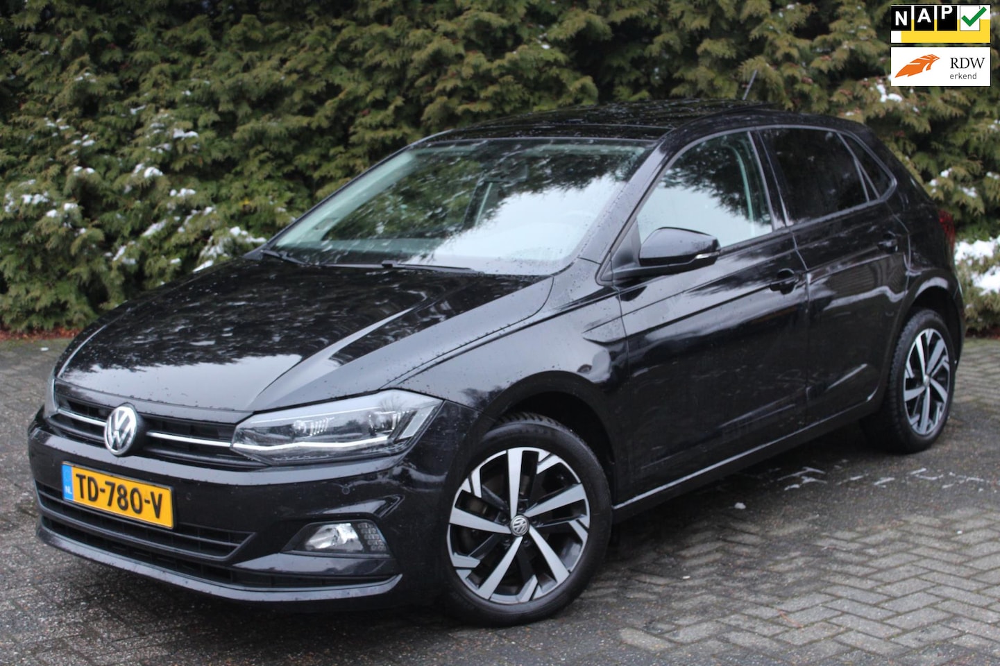 Volkswagen Polo - 1.6 TDI Comfortline Business 95PK | Climate Control | PDC V+A | NAVI | LMV | PANO | Keyles - AutoWereld.nl