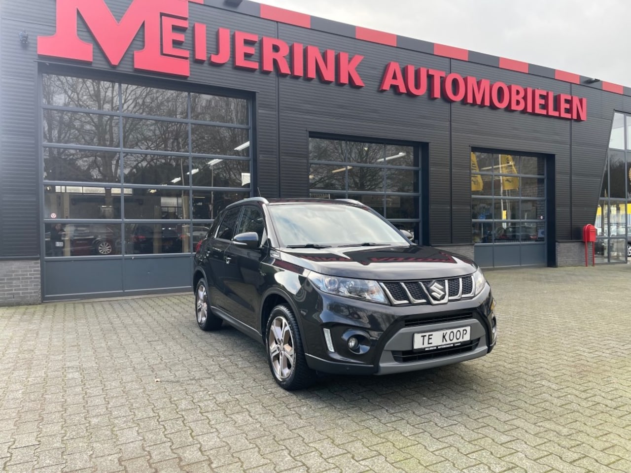 Suzuki Vitara - 1.6 HIGH EXECUTIVE BJ.2017 JN JOY PANORAMA KEYLESS TREKHAAK - AutoWereld.nl