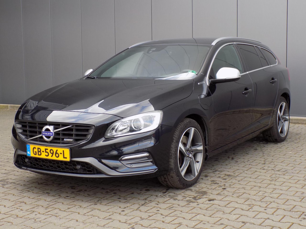 Volvo V60 - 2.4 D6 AWD Plug-In Hybrid R-Design 2.4 D6 AWD Plug-In Hybrid R-Design - AutoWereld.nl