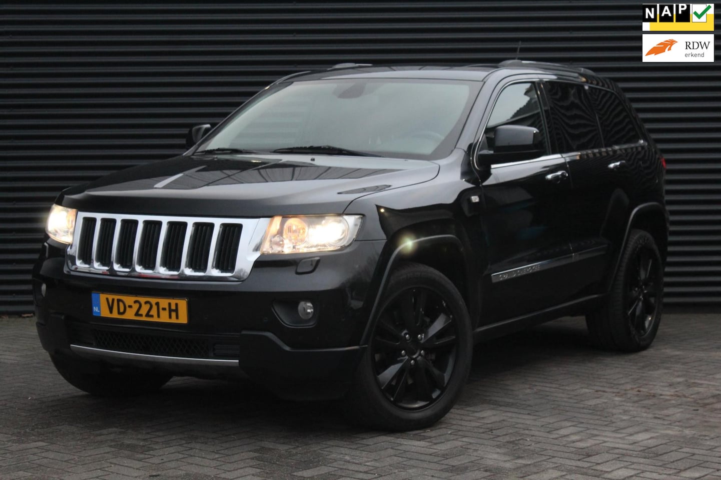 Jeep Grand Cherokee - 3.0 CRD Laredo | Pano | Camera | Leder | Trekhaak 3500kg | Grijs kenteken | - AutoWereld.nl