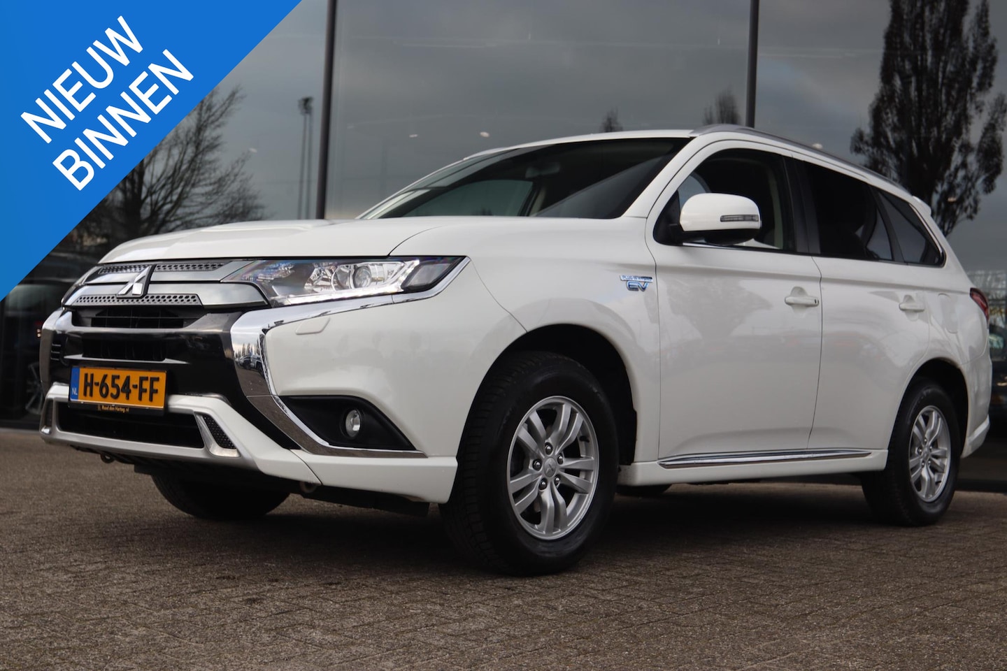 Mitsubishi Outlander - 2.4 PHEV PURE 4WD | ORIG. NL | CAMERA | CARPLAY | TREKHAAK | CRUISE | CLIMATE | STOELVERW. - AutoWereld.nl