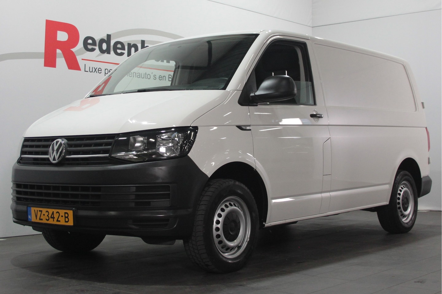 Volkswagen Transporter - 2.0 TDI L1H1 - 3 pers. - Bluetooth / Cruise / Trekhaak - AutoWereld.nl