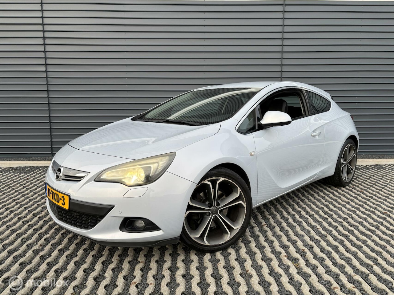 Opel Astra GTC - 1.6 Turbo Sport 180 PK | Leder | Navi | 20" - AutoWereld.nl