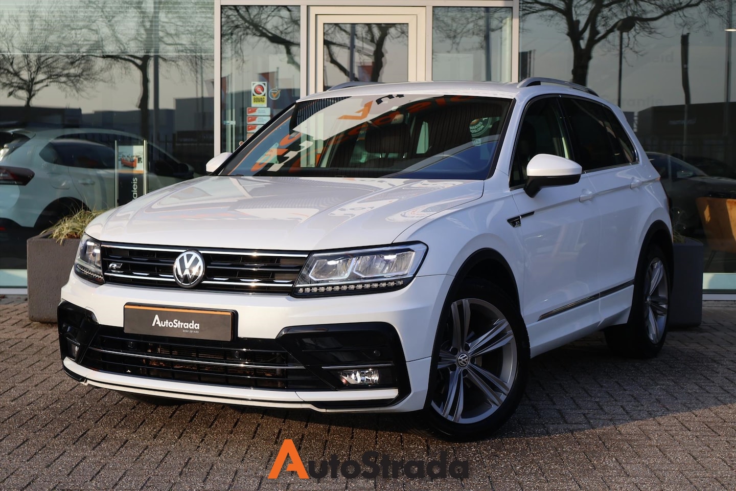 Volkswagen Tiguan - 1.5 R-Line TSI 130pk | Carplay | Sensoren | LED | Navi | Virtual | Climate - AutoWereld.nl