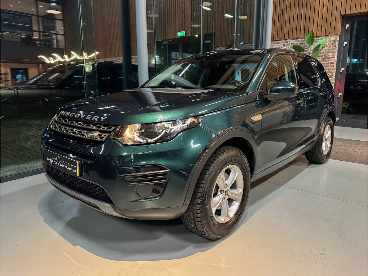 Land Rover Discovery Sport - 2.0 TD4 SE 2.0 TD4 SE (grijs kntkn) - AutoWereld.nl