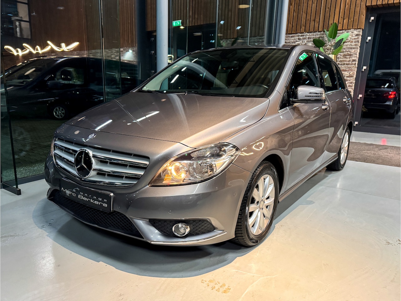 Mercedes-Benz B-klasse - 180 Ambition Aut. Trekh. stoelverw. - AutoWereld.nl