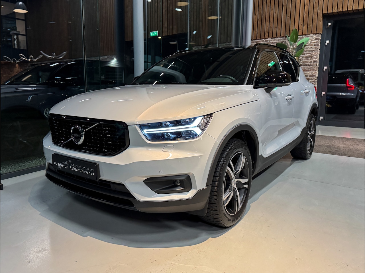 Volvo XC40 - 2.0 T4 R-Design ZEER COMPLEET ! - AutoWereld.nl