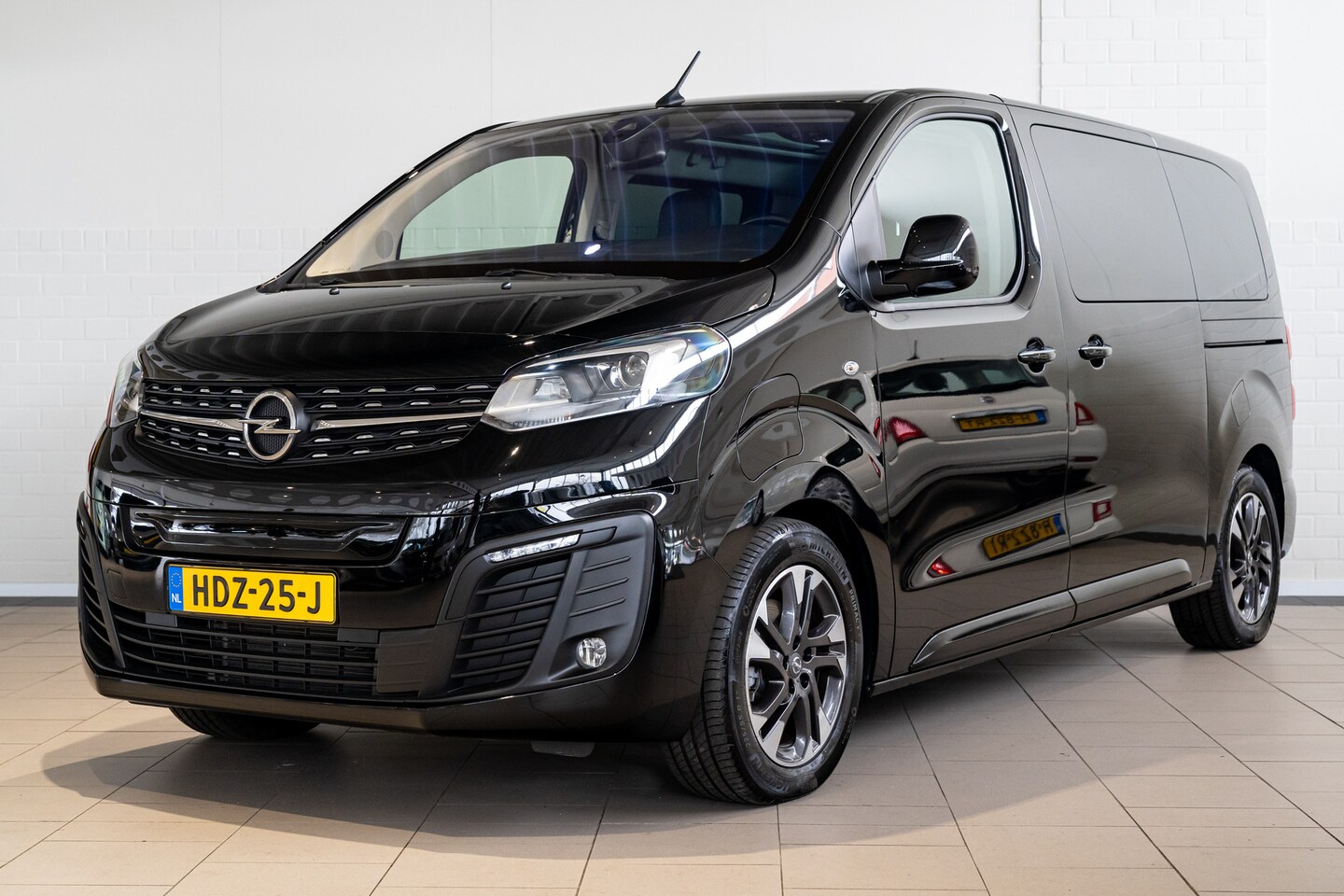 Opel Zafira Life Electric - L2 75 kWh Elegance 9 Persoons | Lederen bekleding | Navigatie | Panoramadak | - AutoWereld.nl